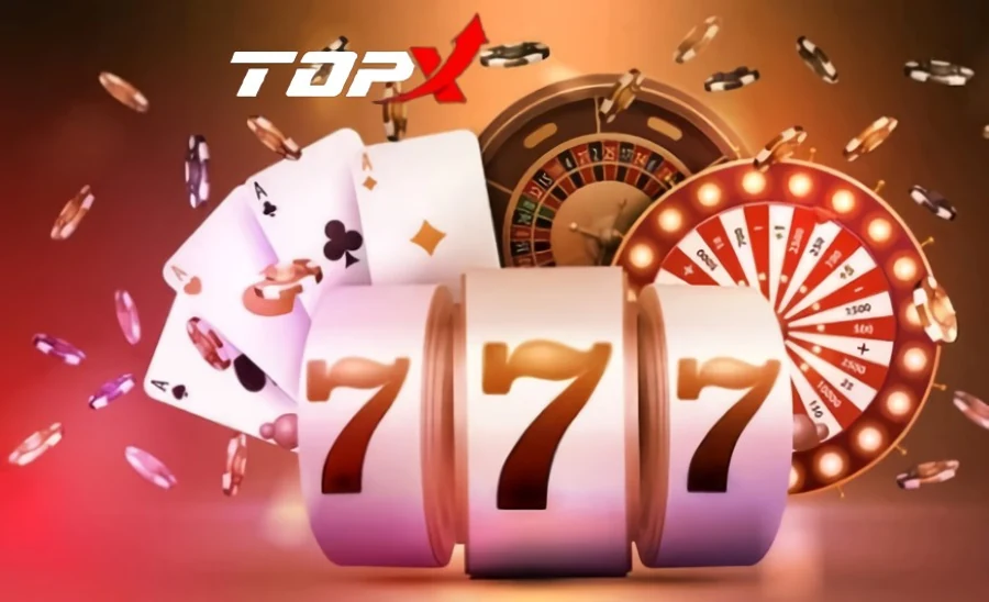 Três rolos de slot marcando 777 diante de uma roleta, cartas de baralho e fichas no ar, com o logo da TopX